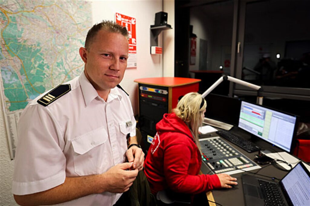 Feuerwehrmann Michael Lülf steht im Notfallstudio auf der Feuerwache Mülheim Feuerwehrmann Michael Lülf steht im Notfallstudio auf der Feuerwache Mülheim