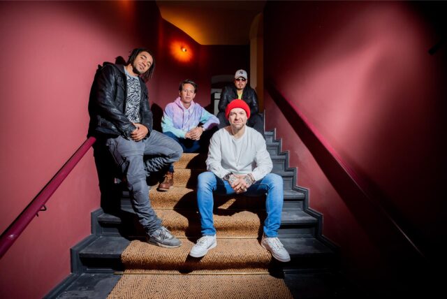Johnny Strange (bürgerlich John Magiriba Lwanga, l-r), Chino con Estilo, Mateo Jasik (unten r) und Don Cali (oben r) von der Band „Culcha Candela“