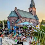Besucher sitzen bei „Dorsten karibisch“ auf Liegestühlen am Strand in der Altstadt.
