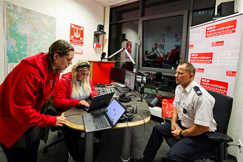 Die Moderatorinnen (l-r) Lena Schweickhardt und Insa Löll sprechen im Studio mit Feuerwehrmann Michael Lülf Die Moderatorinnen (l-r) Lena Schweickhardt und Insa Löll sprechen im Studio mit Feuerwehrmann Michael Lülf