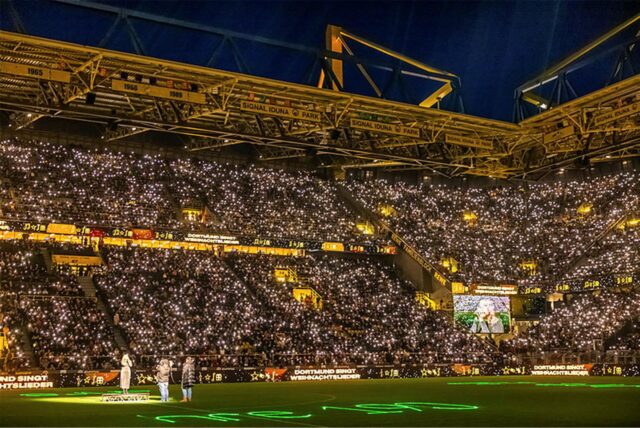 Viele Lichter beim BVB-Weihnachtssingen 2023 im BVB-Stadion