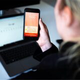 Eine Probewarnung wird am bundesweiten Warntag auf einem Smartphone angezeigt.