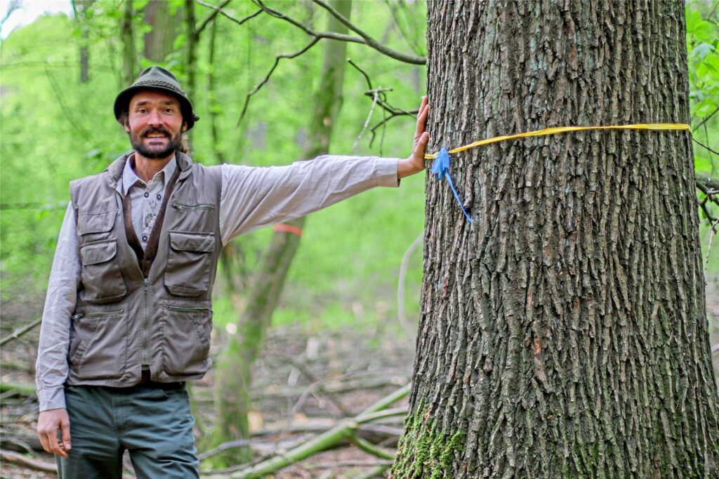 Förster Conrad Speth von Schülzburg aus der Graf Westerholt’schen Forstverwaltung stützt sich an einem Baum ab. Förster Conrad Speth von Schülzburg aus der Graf Westerholt’schen Forstverwaltung stützt sich an einem Baum ab.