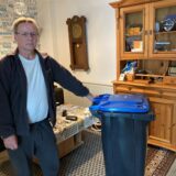 Mit der Papiertonne geht es durchs Wohnzimmer. Für den Brasserter Andreas Kuttke ist das keine unzumutbare Last, sondern eine ganz normale Situation.