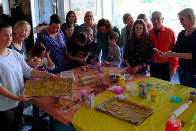 Bald startet wieder die Weihnachtsbäckerei für das ehrenamtliche Team des Jason-Radek-Fonds. Die Plätzchen werden in allen Farben und Formen  im neuen Ladenlokal am Tigg, auf Weihnachtsmärkten und zu anderen adventlichen Aktionen verkauft.