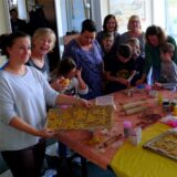 Bald startet wieder die Weihnachtsbäckerei für das ehrenamtliche Team des Jason-Radek-Fonds. Die Plätzchen werden in allen Farben und Formen  im neuen Ladenlokal am Tigg, auf Weihnachtsmärkten und zu anderen adventlichen Aktionen verkauft.