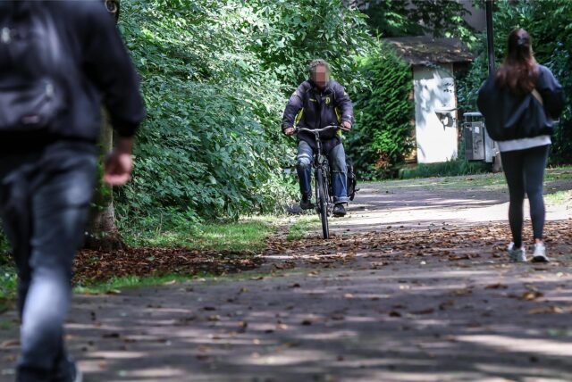 Eigentlich müssen Radfahrer im Stadewäldchen absteigen, sonst begehen sie eine Ordnungswidrigkeit. Das soll künftig anders werden.