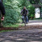 Eigentlich müssen Radfahrer im Stadewäldchen absteigen, sonst begehen sie eine Ordnungswidrigkeit. Das soll künftig anders werden.