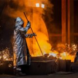 Ein Stahlarbeiter von Thyssenkrupp arbeitet am Hochofen 8 auf dem Werksgelände.