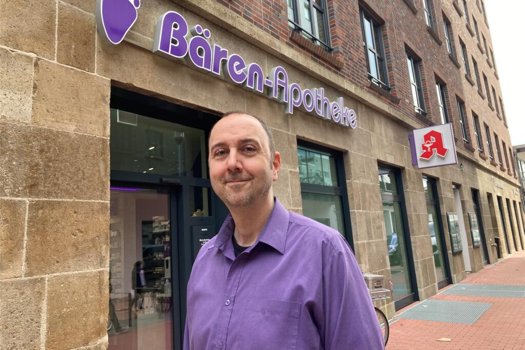 Jan Forster steht vor seiner Bären-Apotheke in Recklinghausen. Jan Forster steht vor seiner Bären-Apotheke in Recklinghausen.