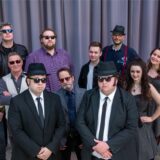 Gruppenfoto von „The Fantastic Blues Brothers Band“ mit dem Jake-und-Elwood-Double vorne.