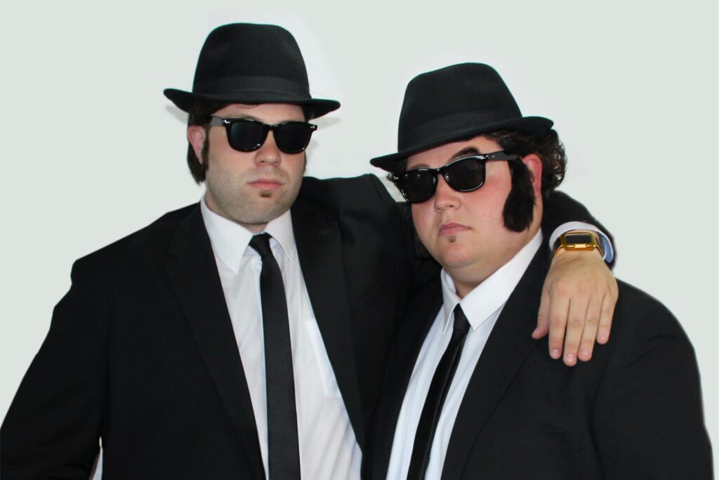Jake und Elwood Blues stehen nebeneinander.