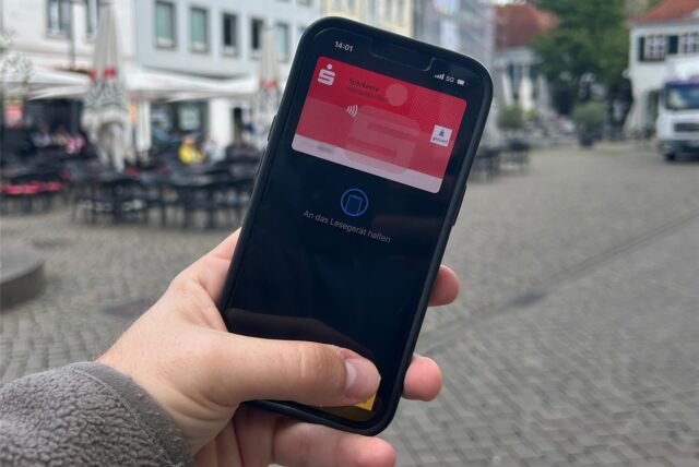 Eine EC-Karte auf einem Smartphone-Bildschirm auf dem Dorstener Marktplatz