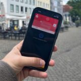 Eine EC-Karte auf einem Smartphone-Bildschirm auf dem Dorstener Marktplatz