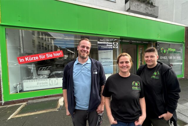 Auf gute Zusammenarbeit in den gemeinsamen Räumen in der Ickerner Str. 24 freuen sich Jan Christian Schünemann, Inhaber von Sanitätshaus Frick, Bianca Dieckmann, Inhaberin von Pflegeteam Dieckmann und Mitarbeiterin Alexandra Manolis (v.l.n.r.).