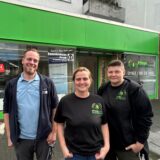 Auf gute Zusammenarbeit in den gemeinsamen Räumen in der Ickerner Str. 24 freuen sich Jan Christian Schünemann, Inhaber von Sanitätshaus Frick, Bianca Dieckmann, Inhaberin von Pflegeteam Dieckmann und Mitarbeiterin Alexandra Manolis (v.l.n.r.).