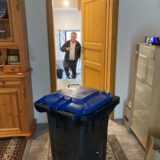 Der Brasserter Andreas Kuttke hat die Wohnungstür zur Straße geöffnet und zieht die Mülltonne aus dem Wohnzimmer durch den Flur zum Leerungsplatz auf dem Bürgersteig.