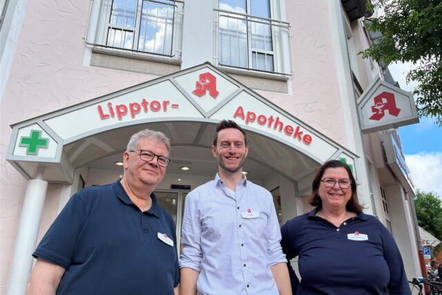 Das Apotheker-Ehepaar Dr. Horst Evering und Birgit Meier-Evering verabschiedet sich aus der Lipptor-Apotheke. Roland Vreden aus Lembeck tritt die Nachfolge an.