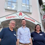 Das Apotheker-Ehepaar Dr. Horst Evering und Birgit Meier-Evering verabschiedet sich aus der Lipptor-Apotheke. Roland Vreden aus Lembeck tritt die Nachfolge an.