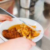 Das Essen im Bereich der Offenen Ganztagsschule ist in Recklinghausen zum neuen Schuljahr teurer geworden: Die monatlichen Elternbeiträge sind von 71 Euro auf 79,50 Euro gestiegen.