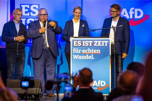 Hans-Christoph Berndt (l-r), Fraktionsvorsitzender, Steffen Kubitzki, Landtagsabgeordneter, Alice Weidel, Co-Vorsitzende der AfD Deutschland und Rene Springer, Landesvorsitzender Brandenburg stehen bei einer Wahlkampfveranstaltung auf der Bühne. Die Wahl zum Landtag Brandenburgs findet am 22. September 2024 statt.