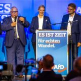 Hans-Christoph Berndt (l-r), Fraktionsvorsitzender, Steffen Kubitzki, Landtagsabgeordneter, Alice Weidel, Co-Vorsitzende der AfD Deutschland und Rene Springer, Landesvorsitzender Brandenburg stehen bei einer Wahlkampfveranstaltung auf der Bühne. Die Wahl zum Landtag Brandenburgs findet am 22. September 2024 statt.