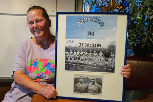 Diese Fotos aus den 1930er-Jahren hat Gabi Küsters zur Erinnerung an ihren berühmten Schalke-Großvater aufbewahrt. Das untere Foto in dem Bilderrahmen zeigt ihren Opa Fritz Szepan an der Seite seines Schwagers Ernst Kuzorra – ebenfalls eine Schalke-Legende.