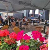 Collage: Links eine Restaurant-Terrasse in Dortmund-Mengede, rechts der Gastronom Marcel Strozyk.