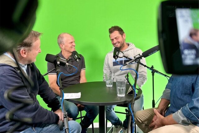 Am Sonntag spielen sie um die Tabellenführung, davor zu Gast im Sporttalk: Daniel Schikora, Trainer von BVH Dorsten (r.), und SV Lippramsdorfs Sportlicher Leiter Josef Ovelhey.