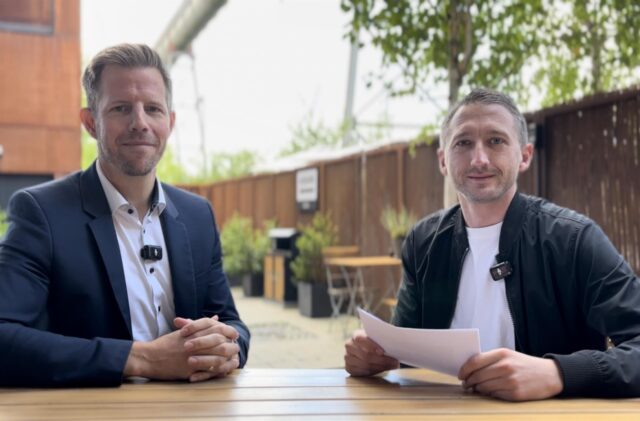 Andreas Richter und Philipp Pohl sitzen zum Interview im Bistro von Phoenix des Lumieres in Dortmund