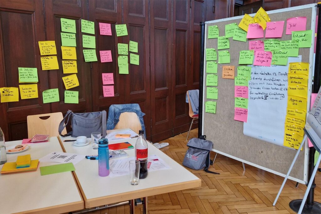 Erst wurden zahlreiche Ideen gesammelt, dann auf dem Marktplatz diskutiert und schließlich vorgestellt. Erst wurden zahlreiche Ideen gesammelt, dann auf dem Marktplatz diskutiert und schließlich vorgestellt.