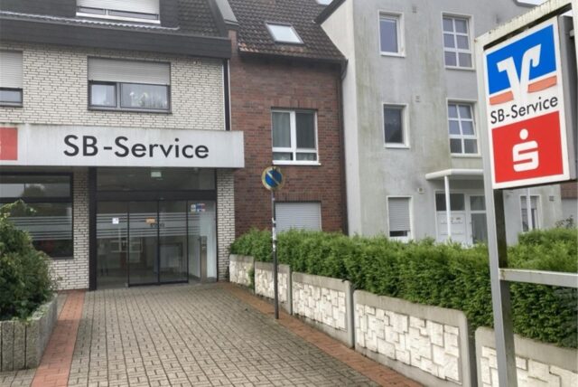 Eingang zum SB-Service von Volksbank und Sparkasse in Oer.