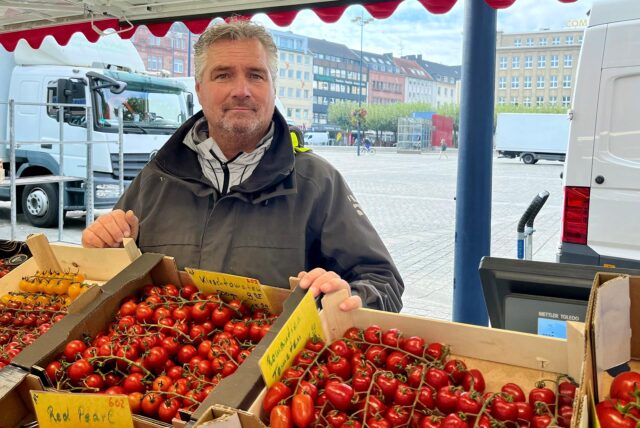 Niels Schulte hat einen Obst- und Gemüsestand beim Wochenmarkt auf dem Hansaplatz und ist Sprecher der Markthändler. Gemeinsam mit anderen Markthändlern hat er den Hansaplatz selbst aufgeräumt.