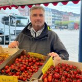Niels Schulte hat einen Obst- und Gemüsestand beim Wochenmarkt auf dem Hansaplatz und ist Sprecher der Markthändler. Gemeinsam mit anderen Markthändlern hat er den Hansaplatz selbst aufgeräumt.