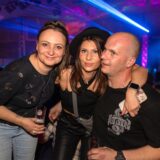 Zwei Frauen und ein Mann bei einer Ü30-Party.