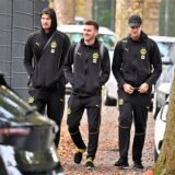 Gregor Kobel, Pascal Groß und Waldemar Anton gehen nebeneinander her.