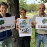 Schwammstadt Marl: Amtsleiterin Vivien Wiers (von links), Baudezernentin Andrea Baudek und Verkehrsplaner Ingo Nölker (hier vor dem Stadthaus 1 an der Carl-Duisberg-Straße) zeigen auf Schaubildern die Rigolensysteme, die künftig die neu gepflanzten Bäume an der Victoriastraße mit Regenwasser versorgen sollen.