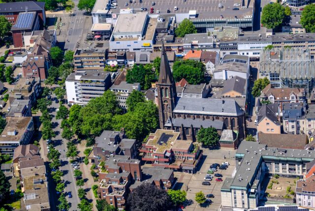 Luftbild mit der Kurt-Schumacher-Straße und der St. Antoniuskirche im Zentrum der Stadt Herten, im Vordergrund der zentrale Marktplatz in der City.