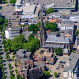 Luftbild mit der Kurt-Schumacher-Straße und der St. Antoniuskirche im Zentrum der Stadt Herten, im Vordergrund der zentrale Marktplatz in der City.