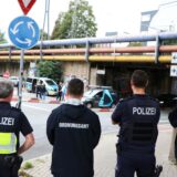 Kontrollierende stehen am Kreisverkehr Kunibertibrücke.
