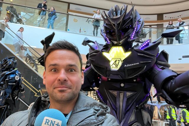 Martin Bytomski steht vor einem Transformer in der Thier-Galerie Dortmund.