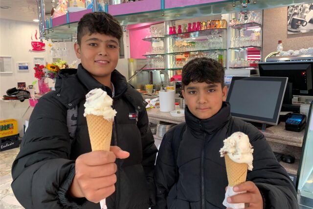Mo und Ahmed freuten sich über den Gratis-Genuss bei Thomas Frauendiensts Eis-Aktion am Castroper Münsterplatz.