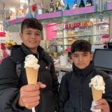 Mo und Ahmed freuten sich über den Gratis-Genuss bei Thomas Frauendiensts Eis-Aktion am Castroper Münsterplatz.