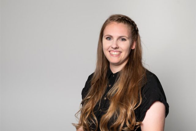 Katrin Lögering, Co-Fraktionsvorsitzende der Grünen im Dortmunder Stadtrat, schaut in die Kamera.