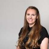 Katrin Lögering, Co-Fraktionsvorsitzende der Grünen im Dortmunder Stadtrat, schaut in die Kamera.