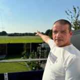 Frank Wasmus zeigt auf Grünflächen hinter seinem Haus in Recklinghausen-Stuckenbusch.