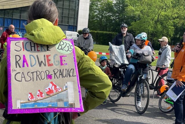 Für mehr Sicherheit für junge Radfahrer radeln Demonstranten bei der dritten „Kidical Mass“.