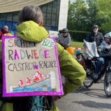 Für mehr Sicherheit für junge Radfahrer radeln Demonstranten bei der dritten „Kidical Mass“.