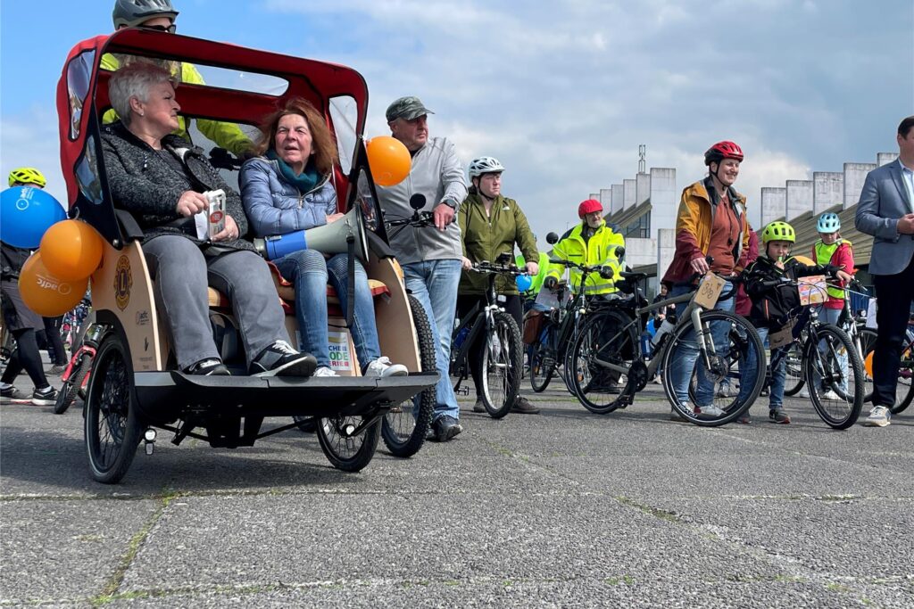 Etwa 160 bis 180 Radfahrerinnen und Radfahrer hatten sich im Mai am Europaplatz in Castrop-Rauxel zur zweiten Fahrraddemo Kidical Mass zusammengefunden. Etwa 160 bis 180 Radfahrerinnen und Radfahrer hatten sich im Mai am Europaplatz in Castrop-Rauxel zur zweiten Fahrraddemo Kidical Mass zusammengefunden.
