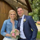 Strahlendes Brautpaar am Heimathaus